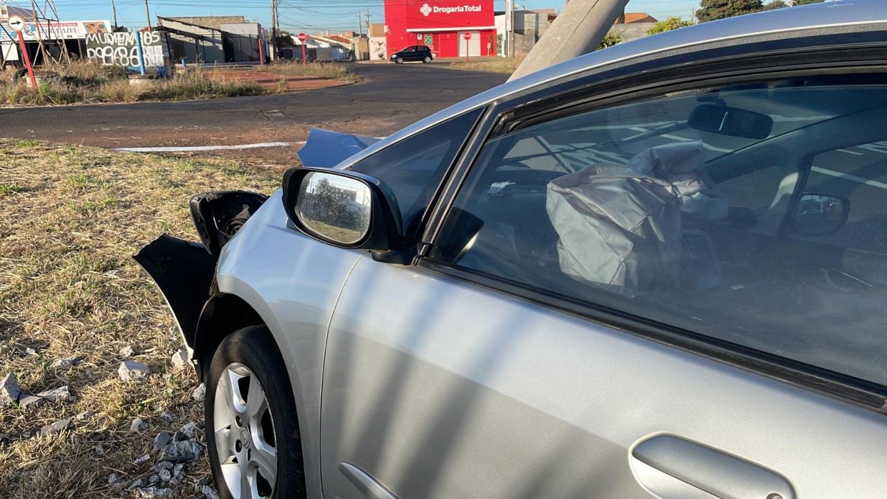 Foto 3 de 6 — Motorista perde controle de direção e bate em poste